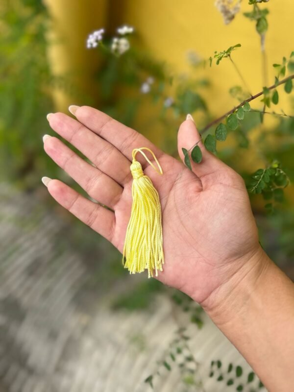 Pingente de Tassel – 7cm (COR AMARELO BEBÊ) Pacote com 10un