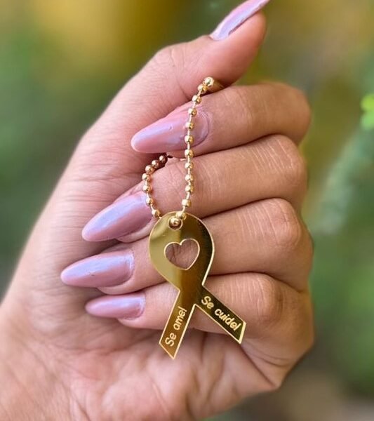 PINGENTE OUTUBRO ROSA - 5UND - COR DOURADO
