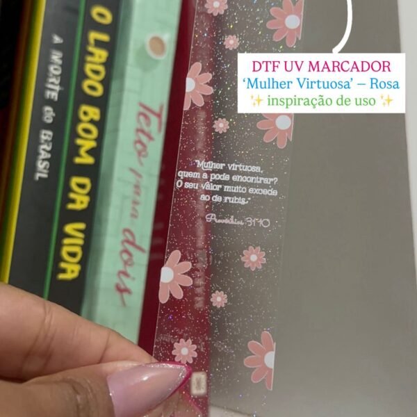 DTF UV Adesivo ‘Mulher Virtuosa (rosa)’ – Para Marcador Acrílico – 1un