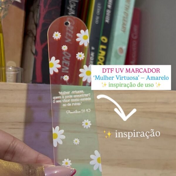 DTF UV Adesivo ‘Mulher Virtuosa (amarelo)’ – Para Marcador Acrílico – 1un