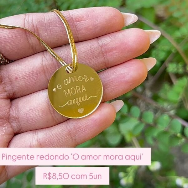 Pingente Acrílico – Redondo 'O amor mora aqui' Dourado (5un)